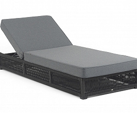 Ривьера шезлонг плетеный из роупа, каркас алюминий темно-серый (RAL7024) муар, роуп темно-серый круглый, ткань темно-серая 027