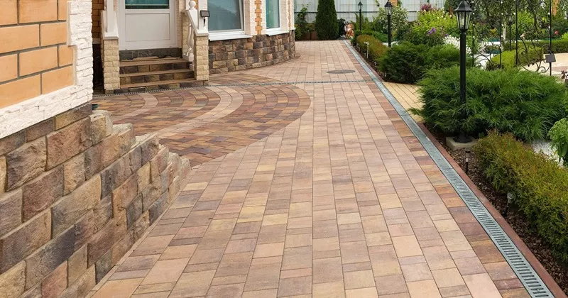 Тротуарная плитка Старый Город песочных оттенков в тон фасаду кирпичного дома